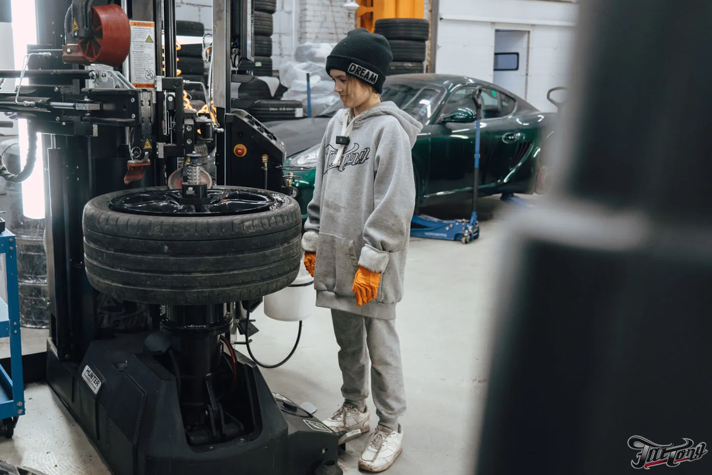 Фирменный Шиномонтаж на вибростенде на оборудовании Hunter для Porsche Caymаn: справится даже ребенок!
